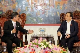  Le vice-Premier ministre Hoang Trung Hai reçoit le président et directeur exécutif de Foval Groupe, M. Hideo Okubo. (Photo: An Đăng/AVI)