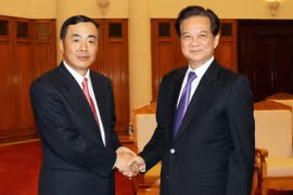 Le Premier ministre Nguyen Tan Dung et l'ambassadeur de Chine, M. Kong Xuanyou. Photo : VNA