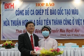Le patient Cao Xuân Hiêp (droite) lors de la conférence de presse sur son cas, le 27 mai à Hô Chi Minh-Ville. Source: VNA