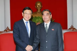 M. Le Hong Anh et le président du groupe sud-coréen Kumho Asiana, M. Park Sam Koo, en visite au Vietnam. Source: VNA