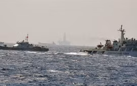 Ce mercredi, la Chine déployait 95 navires pour protéger la plate-forme Haiyang Shiyou-981 implantée illégalement en pleine ZEE et sur le plateau continental du Vietnam. Photo : Garde-Côte Vietnam