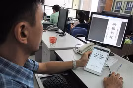 La création de ce livre numérique vise à préserver les patrimoines linguistiques et culturels, ainsi qu'à aider les chercheurs dans leurs études.Photo : saigontimes/CVN La création de ce livre numérique vise à préserver les patrimoines linguistiques et