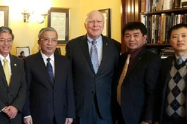 Le vice-ministre de la Défense, Nguyen Chi Vinh (2e, droite) et le sénateur américain Patrick Leahy (milieu). Photo: VNA