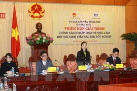 La réunion sur "La politique, la loi sur l’emploi des étudiants après l'obtention du diplôme", le 11 janvier à Hanoi. (Source : CPV/VNA)