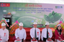 La province de Soc Trang (Sud) a mis en chantier mercredi une usine de traitement de déchets solides. Photo : VNA