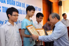 Distinction des élèves primés aux Olympiades d'informatique d'Asie 
