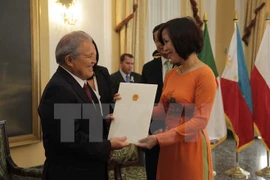 L'ambassadeur du Vietnam, Mme Le Linh Lan présente ses lettres de créance au président Salvador Sanchez Ciren: Source: VNA