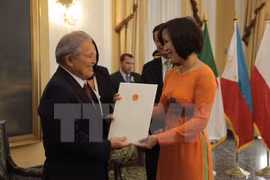 L'ambassadeur du Vietnam, Mme Le Linh Lan présente ses lettres de créance au président Salvador Sanchez Ciren: Source: VNA