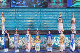 L’ao dai, la danse et la musique font leur festival à Huê 