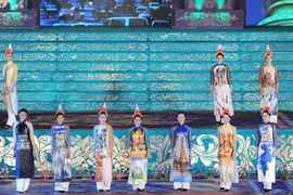 L’ao dai, la danse et la musique font leur festival à Huê 