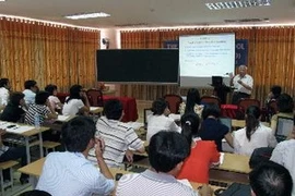 Ouverture du cours sur la physique du solide à l'Université de Quy Nhon. Photo : VNA