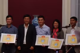 Remise des satisfecits à des membres de l'Association des étudiants vietnamiens en Belgique. Photo : VNA