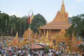 Les Khmers se rendent souvent dans les pagodes à l'occasion du Nouvel an traditionnel Chol Chnam Thmay. Photo: VNA