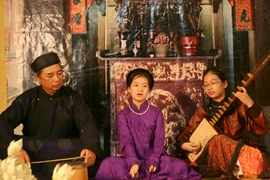 Un spectacle de "ca trù" à la maison commune de Kim Ngân, dans la rue Hàng Bac, à Hanoi. Source: VNA 