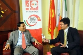 L'ambassadeur du Vietnam en Italie, Nguyen Hoang Long, à gauche, lors d'un interview accordée lundi au correspondant de l'AVI.