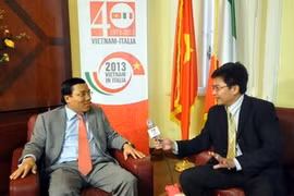 L'ambassadeur du Vietnam en Italie, Nguyen Hoang Long, à gauche, lors d'un interview accordée lundi au correspondant de l'AVI.