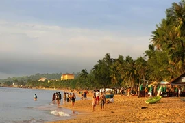 Des touristes sur une plage de Phu Quôc (province de Kiên Giang, Sud). Photo : VNA