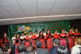 Une représentation artistique originale a été donnée. L’Ensemble "Que huong" ainsi que des chanteurs vietnamiens en France ont interprété plusieurs chansons exaltant les qualités et les sacrifices du Président Ho Chi Minh pour le pays. Photo : Bich Ha/VNA