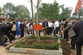 Les diplomates étrangers plantent un arbre, le 21 mars, au temple Hat Môn, district de Phuc Tho (Hanoi). Photo/VNA