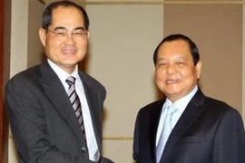 Le secrétaire du Comité du Parti de Hô Chi Minh-Ville, Lê Thanh Hai et le ministre singapourien de l'Industrie et du Commerce, Lim Hng Kiang (Photo: Thanh Vu/VNA)
