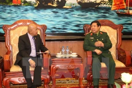 Le ministre de la Défense Phung Quang Thanh (droite) a reçu le 13 avril à Hanoi le sous-scrétaire à la défense philippin Honorio S. Azcueta. (Source : VNA) 