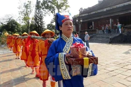 Thua Thien-Hue reconstitue le rite d'installation d’un "cây nêu" à Dai Noi 