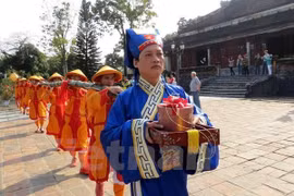Thua Thien-Hue reconstitue le rite d'installation d’un "cây nêu" à Dai Noi 