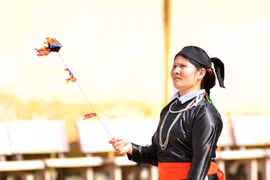 Le nem con, un jeu traditionnel des ethnies de la région Nord-Ouest. Quôc Khanh/VNA 