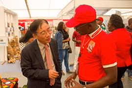 L’ambassadeur du Vietnam en Angola, Do Ba Khoa, participe à une exposition en Angola. Source: VNA