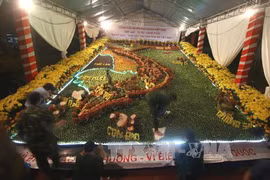 La grande carte du Vietnam réalisée intégralement avec des fruits. (Source : VNA) 