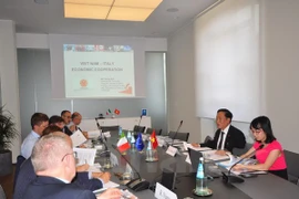 Table ronde sur la promotion de la coopération entre des entreprises vietnamo-italiennes dans divers secteurs. Photo: VNA