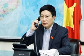 Le vice-Premier ministre et ministre des Affaires étrangères du Vietnam, M. Pham Binh Minh, a eu le 21 mai un entretien téléphonique avec le secrétaire d’État américain John Kerry. Photo : VNA
