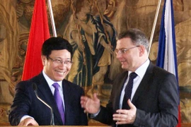 Le vice-Premier ministre et ministre vietnamien des Affaires étrangères (AE), Pham Binh Minh (droite) et le ministre des AE Lubomir Zaoralek. (Source : VNA) 