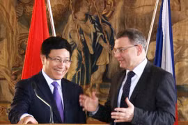 Le vice-Premier ministre et ministre vietnamien des Affaires étrangères (AE), Pham Binh Minh (droite) et le ministre des AE Lubomir Zaoralek. (Source : VNA) 