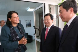 Le vice-président du Conseil d'Etat et secrétaire du Comité du Parti de la ville de La Havane, Mme Lazara Mercedes Lopez et le ministre vietnamien de la Construction, M. Trinh Dinh Dung (Source: VNA)