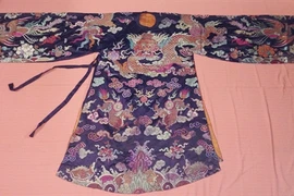 Un costume de mandarin de la dynastie des Nguyên. 