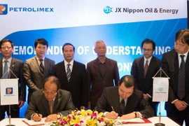 Cérémonie de signature d'un mémorandum de coopération stratégique entre le groupe Petrolimex et JX Nippon Oil & Energy. Photo: VNA