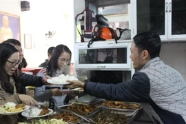 Chaque jour, Duong Khanh Dat propose dix plats différents. (Source : VNA)