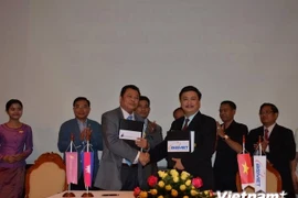 Le directeur de la VFT Nguyen Nam Lien (droite) et le président du conseil d’administration de la CAA Tekreth Samrach (gauche). Photo : VNA