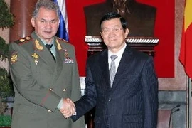 Le président vietnamien Truong Tân Sang reçoit le ministre russe de la Défense le général Sergueï Choïgou. (Source: AVI)