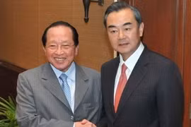 Le vice-Premier ministre du Cambodge Hor Namhong et le ministre chinois des Affaires étrangères (AE) Wang Yi. (Source: news.xinhuanet.com)