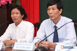 Bùi Van Dung et Âu Xuân Dôn (à droite) lors de la conférence de presse sur la course de moto en ligne droite. Photo : Khampha.vn 