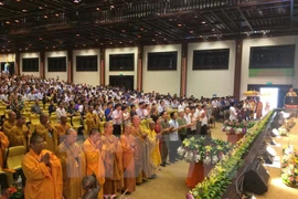  L'antenne de l'Église bouddhique du Vietnam (EBV) de la province de Ninh Binh (Nord) a organisé le 31 mai une cérémonie marquant le 2559e anniversaire de Bouddha à la pagode de Bai Dinh. Photo : VNA