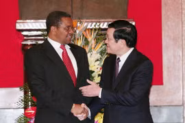 Le président du Vietnam Truong Tan Sang et son homologue tanzanien, Jakaya Mrisho Kikwete. (Source: VNA)