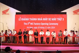 La compagnie Honda Vietnam a inauguré lundi le 10 novembre sa troisième usine de motos, implantée dans la zone industrielle de Dong Van II, province de Ha Nam(Nord). (Source : VNA)