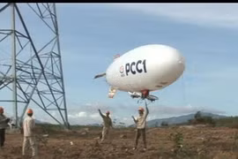 La ligne électrique à haute tension de 500 kV entre Xuân Lôc (province de Dông Nai, Sud) et Hàm Tân (Binh Thuân, Centre) a été installée par une montgolfière. Photo : VNA