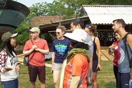 Une étudiante membre de HAFT présente le village de Kim Bông aux touristes. Photo : Tiênphong