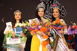 Mai Thi Ha - Maiova Hana (au milieu) remporte le diadème du concours "Miss Vietnam en République tchèque et en Europe 2014 ".