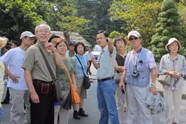 Les touristes étrangers au Palais de la Réufication. (Photo: Phuong Vy/AVI)