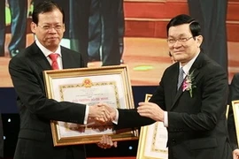  Le président Truong Tan Sang a remis le prix Ho Chi Minh. (Photo: Doan Tan/AVI)